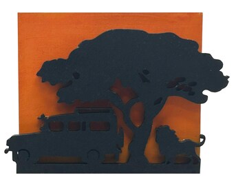 León y coche de safari al atardecer - Pin de madera e imán