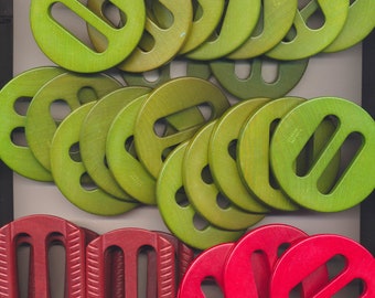 Antique Vintage Czechoslovakia Wood Buckle Lot of 30 - Green, Red, Rust - Old Unused Store Stock