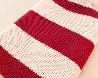 Funda de punto para bolsa de agua caliente – Rayas rojas y blancas, se adapta a tamaño estándar.