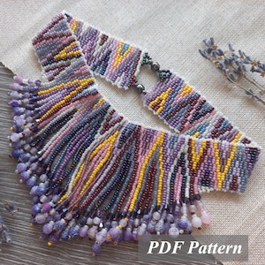 Op de afbeelding: Een kralenketting met een geometrisch patroon in paars, geel, roze en wit. De ketting heeft een franje van paarse kralen en de tekst "PDF Pattern".