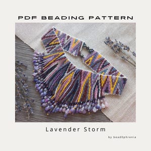 Puede incluir: Un patrón de abalorios en PDF titulado Lavender Storm de bead0phrenia que muestra un collar de cuentas con un patrón de chevrón en tonos morados, amarillos y blancos. El collar tiene un fleco de cuentas colgantes y un cierre oscuro.