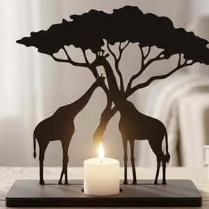 Zestaw prezentowy premium z świecznikami „Rodzina żyraf”: podwójny stojak na świece w stylu afrykańskiej sawanny z personalizowanym drewnianym pudełkiem, dekoracja safari do pokoju dziecięcego