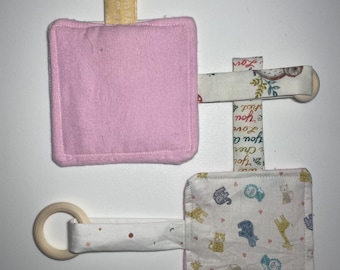 Gekreukt babyspeelgoed van stof en hout