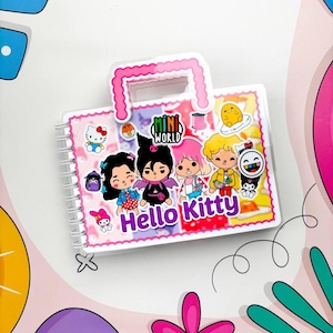 Può includere: Un quaderno a spirale con manico rosa con personaggi di Hello Kitty e Mini World. La copertina ha un bordo bianco e le parole "Hello Kitty" in rosa. Lo sfondo è bianco con forme colorate.