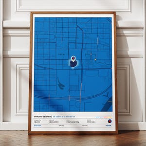 Puede incluir: Una impresión enmarcada de un mapa azul de Oklahoma City, con el Paycom Center. La impresión incluye detalles como la capacidad del centro, la fecha de apertura y las coordenadas. La parte inferior de la impresión tiene las palabras "ENERGY, SPEED, HEART, HOME."