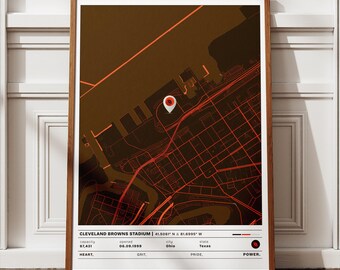 Puede incluir: Una impresión enmarcada que presenta un mapa del estadio de los Cleveland Browns, con líneas rojas que resaltan las carreteras y un marcador que indica la ubicación. La impresión incluye texto con detalles del estadio, coordenadas y las palabras "Heart, Grit, Pride, Power."