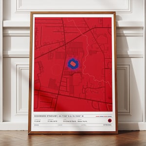 Può includere: Una stampa su mappa incorniciata in rosso e nero dell'Highmark Stadium a Orchard Park, New York. Lo stadio è evidenziato in blu. La stampa include il nome dello stadio, le coordinate, la capacità e la data di apertura.