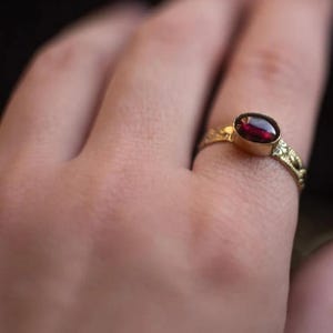Anillo solitario de rubí, anillo de rubí de oro de 14 quilates, anillo de gema de rubí ovalada, anillo de oro minimalista, anillo de piedra natal de julio, delicado anillo de promesa,