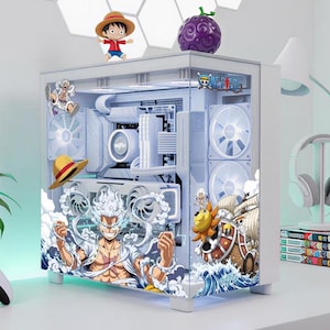 Peut inclure: Un boîtier d'ordinateur blanc orné d'illustrations de l'anime One Piece, incluant un personnage, un navire et un chapeau de paille. Le boîtier possède une paroi latérale en verre, des composants internes blancs et des ventilateurs éclairés. Une figurine de Luffy et un fruit violet sont posés au-dessus.