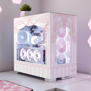 Könnte beinhalten: Ein speziell angefertigtes Computergehäuse mit einem rosa-weißen Blumendesign. Das Gehäuse hat eine transparente Seitenwand, die interne Komponenten mit weißen Lüftern und Beleuchtung zeigt. Eine kleine Topfpflanze steht oben auf dem Gehäuse. Das Gehäuse hat eine gestreifte Basis und dekorative Akzente.