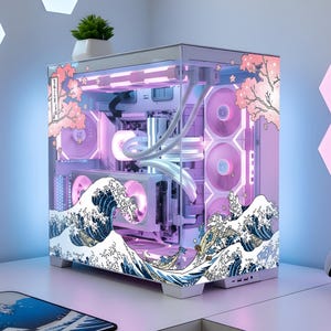 Könnte beinhalten: Ein individuell angefertigtes Computergehäuse mit japanischem Wellen- und Kirschblüten-Design. Das Gehäuse verfügt über interne Komponenten, die mit rosa und weißen Lichtern beleuchtet werden. Oben auf dem Gehäuse steht eine kleine Topfpflanze.