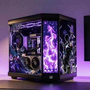 Könnte beinhalten: Ein schwarzes Computergehäuse mit einer Glasfront und einem Seitenteil mit violetter Beleuchtung. Das Gehäuse zeigt Anime-Grafiken, den Schriftzug ARISE und einen vertikalen Bildschirm, der violette Flammen darstellt.