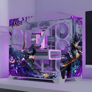 Könnte beinhalten: Ein speziell angefertigtes Computergehäuse mit einer transparenten Seitenwand, das interne Komponenten zeigt, die durch violette Beleuchtung beleuchtet werden. Das Gehäuse zeigt Anime-Artwork mit den Worten "ARISE" und "SOLO LEVELING". Das Design beinhaltet ein dunkles Farbschema mit detaillierten Charakterillustrationen.