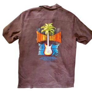 Tommy Bahama - Chemise guitare marron en soie Plugged Into Paradise Tour 1993 pour homme, moyenne image 1