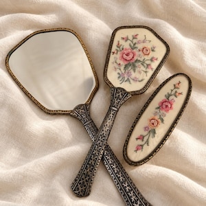 Ensemble de coiffeuse vintage Regent of London, miroir à main brodé de fleurs, brosse à cheveux et brosse à vêtements, ensemble 3 pièces