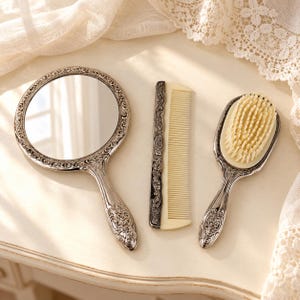 Aufwendig verziertes silberfarbenes Schminktisch-Set, Handspiegel, Haarbürste und Kamm, 3-teiliges florales Schminkset