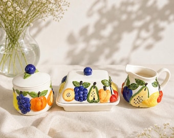 Juego de té vintage Rayware con diseño de frutas: mantequera, azucarero y jarra de crema de cerámica. Decoración de cocina estilo cottagecore. Vajilla de estilo rústico.