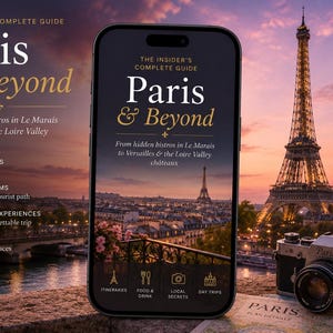 Può includere: Uno smartphone mostra una guida di viaggio digitale intitolata Paris & Beyond, con testo su bistrot nascosti, Versailles e la valle della Loira. Lo schermo mostra una vista al tramonto della Torre Eiffel, accanto a una fotocamera vintage.