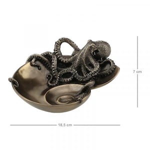 ノーチラス貝の皿に飾られたスチームパンクなタコの彫刻 - 航海用装飾