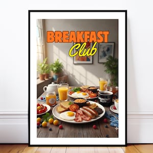 Puede incluir: Impresión enmarcada de un desayuno con huevos, tocino, salchichas, frijoles y tostadas. Las palabras "BREAKFAST Club" están en naranja y amarillo. La imagen incluye zumo, fruta y café, sobre una mesa de madera.