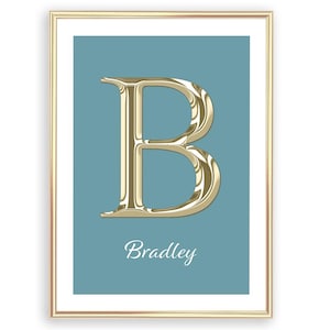 Op de afbeelding: Ingelijste kunstdruk met een goudkleurige letter "B" op een blauwgroene achtergrond. De naam "Bradley" staat eronder in cursief geschreven. Het kunstwerk is ingelijst in een gouden lijst.