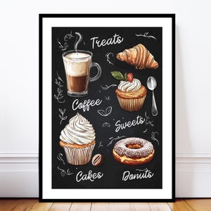 Pode incluir: Impressão emoldurada em estilo quadro-negro com ilustrações de café e doces. Inclui um café com leite, um croissant, cupcakes e um donut. As palavras "Treats", "Coffee", "Sweets", "Cakes" e "Donuts" estão escritas em branco.