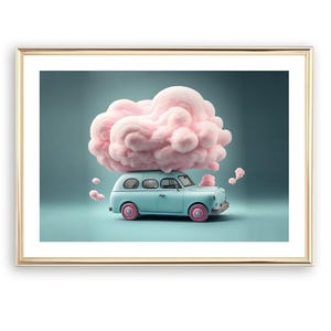 Pode incluir: Uma impressão artística caprichosa com um carro vintage azul claro com rodas cor-de-rosa e uma grande nuvem cor-de-rosa em cima. O carro está sobre um fundo azul-petróleo, criando uma cena sonhadora e divertida.