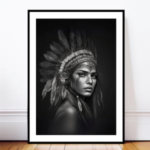 Puede incluir: Retrato enmarcado en blanco y negro de una persona con un tocado de plumas. El retrato presenta rasgos faciales detallados, incluido maquillaje de ojos y una expresión serena. La imagen está sobre un fondo oscuro.