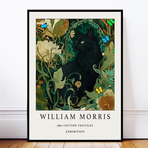 Pode incluir: Uma impressão artística emoldurada com um gato preto em meio a folhagens exuberantes e borboletas em tons de verde, branco e dourado. A impressão é um design de William Morris, com o texto "WILLIAM MORRIS 1861 COTTON TEXTILES EXHIBITION" na parte inferior.