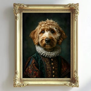 Könnte beinhalten: Gerahmtes Porträt eines Hundes, im Stil eines Renaissancegemäldes. Der Hund hat lockiges braunes und weißes Fell, trägt einen Rüschenkragen und ein dunkelgrünes und rot gemustertes Kleidungsstück. Der verzierte Goldrahmen trägt zur klassischen Ästhetik bei.
