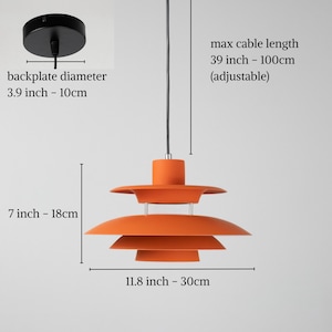 Op de afbeelding: Oranje hanglamp met een gelaagd schaduwontwerp. De diameter van de achterplaat is 10 cm, de hoogte is 18 cm en de breedte is 30 cm. De maximale kabellengte is 100 cm en is verstelbaar.
