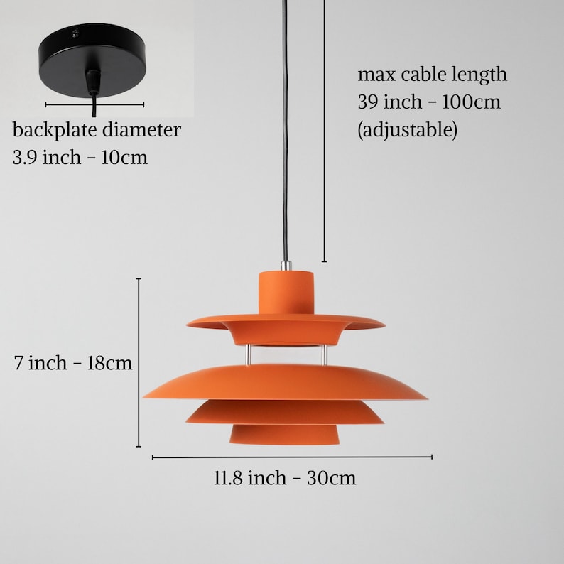Op de afbeelding: Oranje hanglamp met een gelaagd schaduwontwerp. De diameter van de achterplaat is 10 cm, de hoogte is 18 cm en de breedte is 30 cm. De maximale kabellengte is 100 cm en is verstelbaar.