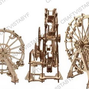 以下が含まれることがあります： 複雑な歯車とスポークのデザインが施された、3つの木製観覧車のモデル。モデルは明るい色の木材で作られており、白い背景に展示されています。観覧車は組み立ての段階が異なります。