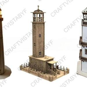 Può includere: Tre modelli di fari in legno. Il primo è alto e marrone con una luce in cima. Il secondo è una struttura beige dettagliata con una base quadrata. Il terzo è bianco con finiture marroni e un balcone.