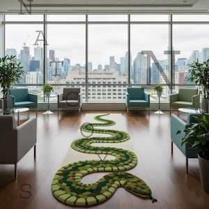 Peut inclure: Un tapis décoratif en forme de serpent, vert et marron, posé sur un tapis rectangulaire clair. La pièce offre une vue sur la ville, avec des chaises et des plantes.