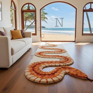 Puede incluir: Una alfombra larga de color crema con forma de serpiente sinuosa y un patrón texturizado en tonos naranja, rojo y marrón. La alfombra presenta una cabeza de serpiente distintiva con una lengua roja y está colocada sobre un suelo de madera.