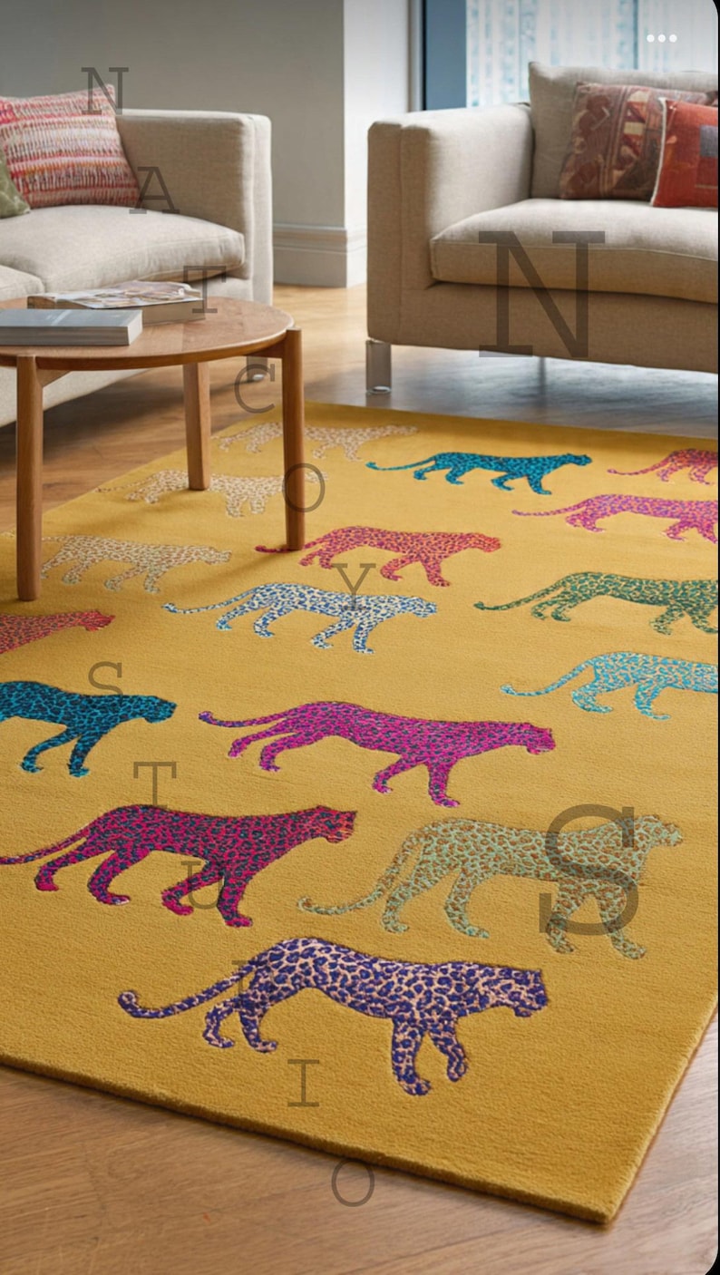 Puede incluir: Alfombra de color amarillo mostaza con un patr&oacute;n repetido de figuras de leopardo de colores. Los leopardos son en tonos de azul, rosa, morado y verde. La alfombra est&aacute; en un sal&oacute;n.