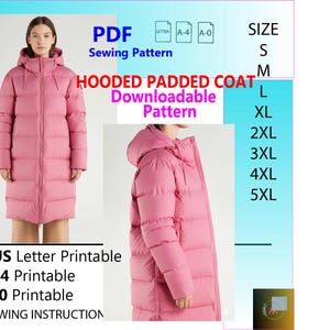 以下が含まれることがあります： ピンク色のフード付きパッド入りコート。画像には、フード付きの長いキルティングコートを着た女性が写っています。コートは無地のピンク色です。画像内のテキストは、さまざまなサイズと印刷形式で利用できる、ダウンロード可能な縫製パターンであることを示しています。