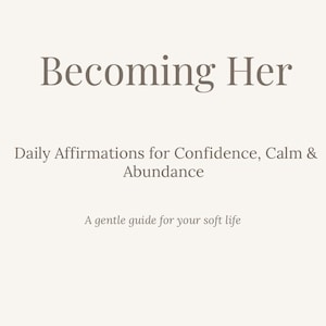 Könnte beinhalten: Auf einem hellbeigen Hintergrund steht der Titel "Becoming Her" in dunkelbrauner Schrift. Darunter steht der Text "Daily Affirmations for Confidence, Calm & Abundance" und "A gentle guide for your soft life."