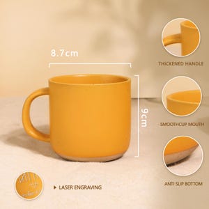 Peut inclure: Mug en c&eacute;ramique jaune moutarde avec une anse &eacute;paisse et une bouche lisse. Le mug mesure 9 cm de haut et 8,7 cm de large. Il est dot&eacute; d'un fond antid&eacute;rapant et d'une gravure laser. Texture tachet&eacute;e et base neutre.