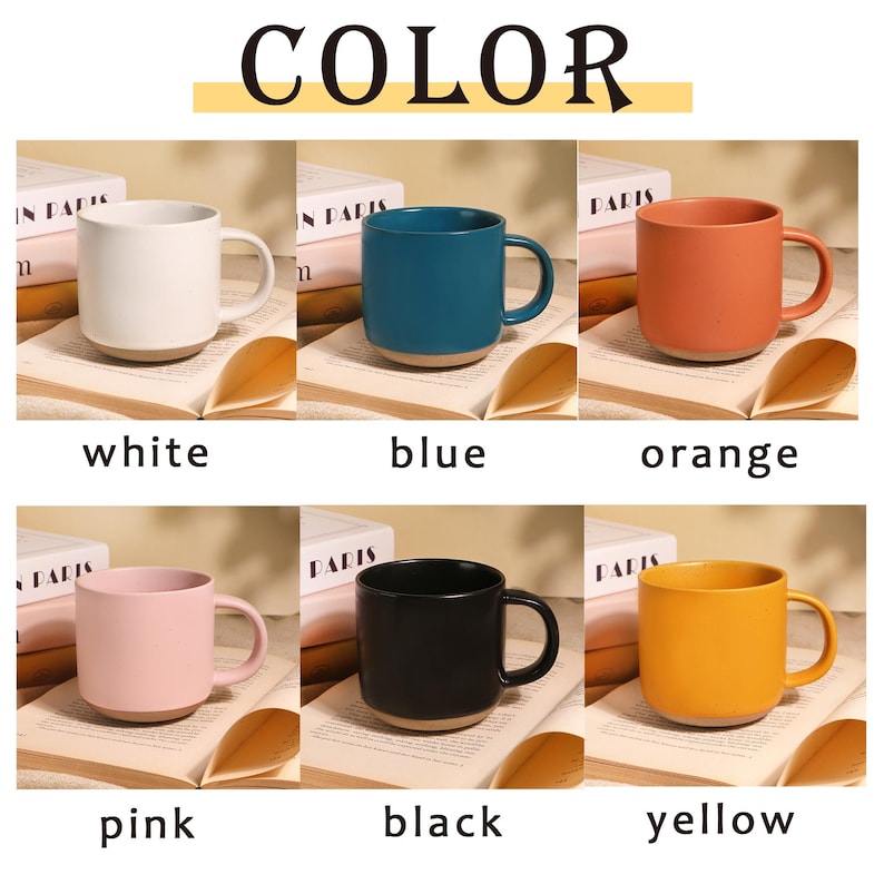 Peut inclure: Six tasses en c&eacute;ramique de diff&eacute;rentes couleurs : blanc, bleu, orange, rose, noir et jaune. Chaque tasse a une forme arrondie, une anse et une base marron clair. Le mot "COLOR" est en haut.