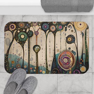 Peut inclure: Tapis de bain rectangulaire avec un motif abstrait représentant des arbres stylisés et des motifs circulaires colorés. La palette de couleurs comprend le beige, le bleu, le vert et diverses autres couleurs. Le tapis est posé sur un sol carrelé.