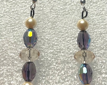 Pendientes colgantes en color púrpura AB y perlas. 3,17 cm de largo.