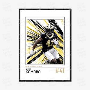 Peut inclure: Une affiche encadrée d'Alvin Kamara des Saints de la Nouvelle-Orléans. L'œuvre représente Kamara en action, portant son uniforme noir et or avec le numéro 41. Le fond présente des lignes radiales jaunes et noires. Le texte "NEW ORLEANS SAINTS" et "ALVIN KAMARA" est inclus.