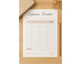 Puede incluir: Una hoja de seguimiento de gastos beige con las palabras "Expense Tracker" en cursiva. La hoja tiene columnas para la fecha, la descripción, la categoría y el método de pago. Un lápiz y una cartera beige están al lado de la hoja.