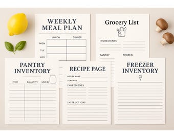 Puede incluir: Un conjunto de hojas de papel color crema para la organización de la cocina. Incluye un plan de comidas semanal, una lista de la compra, un inventario de despensa, una página de recetas y un inventario de congelador. Un limón, hojas de albahaca y champiñones están dispuestos alrededor.