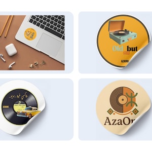 Peut inclure: Ensemble d'autocollants ronds avec des motifs rétro. L'un d'eux représente un tourne-disque avec le texte "Old but Gold". Un autre montre un disque vinyle avec un taxi jaune. Les autocollants sont sur une surface marron.