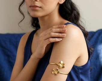 Gold Blumen Arm Manschette Armband, offener Armreif aus Messing, Blumen Manschette Armband, verstellbarer Gold Armreif, Boho Statement Schmuck, Geschenk für sie