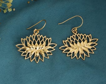 Pendientes colgantes de flor de loto dorada: joyas bohemias ligeras y llamativas