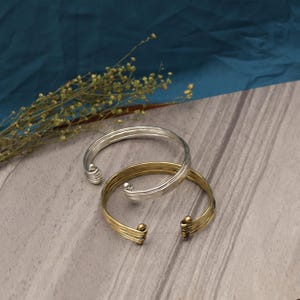 Pulsera tipo brazalete de oro y plata, brazalete abierto ajustable, pulsera minimalista de alambre, pulsera apilable, joyería bohemia, regalo unisex.